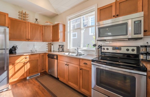 Okanagan-Similkameen Cottage | Sleeps 8 | Close to pool | Boat Slip Included!