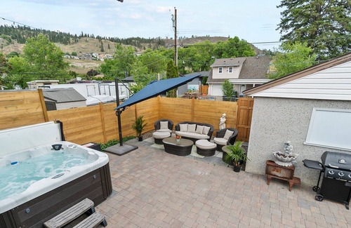 North End House | Sleeps 8, Hot tub, Large Patio & Deck Down town - 2 Bedroom 1 Bathroom