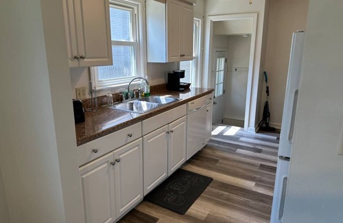 Boardman House | Sleeps 8, YSU, Fairgrounds, Wi-Fi, EV1, Remote