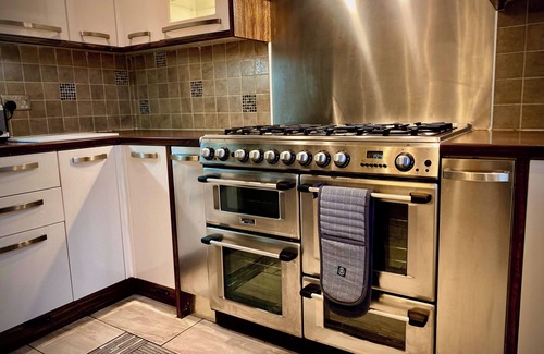 Blackpool House | Sleeps10-Parking-Garden-HotTub-PetFriendly