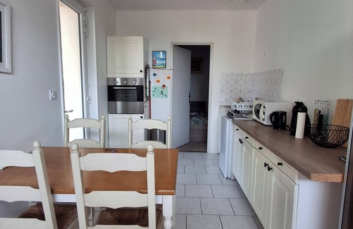 Riorges Apartment | Small country house in town