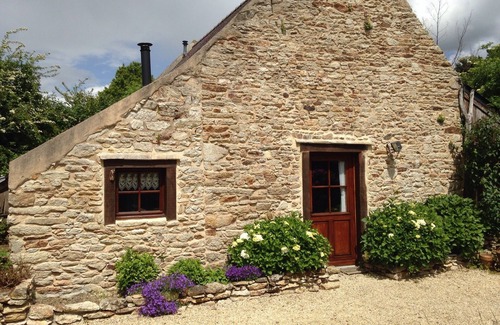 Pluvigner Cottage | Small house of character, granite, terracotta and wood, with garden