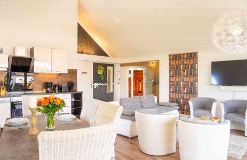 Bad Zwischenahn Apartment | SmartFewo: Loft | Sauna | Balcony | Parking lot
