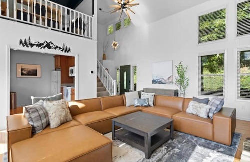 Maggie Valley House | Smokey Mtn Retreat: YEAR-ROUND VIEWS! GAME ROOM! HOT TUB! GOLF & SKI NEARBY!