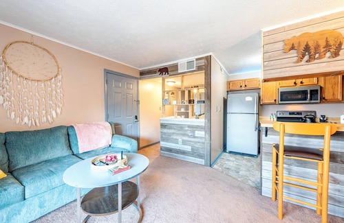 Gatlinburg Condo | Smokies Romantic Retreat, 1BR/1BA, Private Hot Tub, 15min Walk to DT Gatlinburg