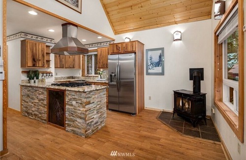 Snoqualmie Pass Cabin | Snoqualmie Pass Ski Cabin w/Hot Tub and Bonus Tree House!