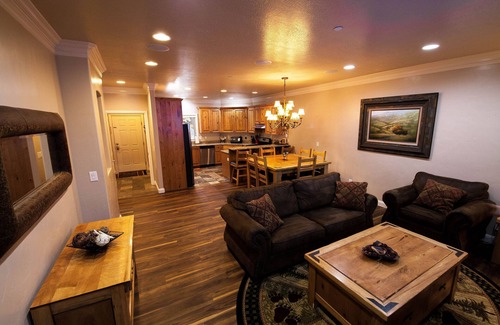 Ogden Condo | Snowbasin Lakeside Luxury 3bd.Hot tub.Garage. 2300sqft