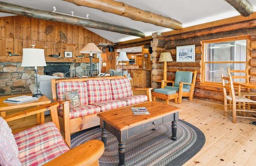 Dysart et al Cabin | Snowmobile & Pet-Friendly Group Lakefront Lodge Near Dorset