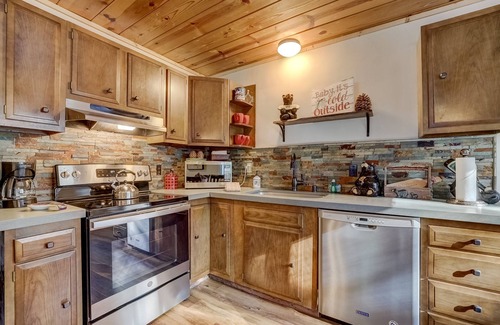 Pioneer Trail Cabin | Snuggle up at the Cozy Bear Cabin!