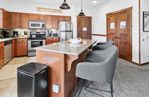 Snowshoe Apartment | Soaring Eagle 217