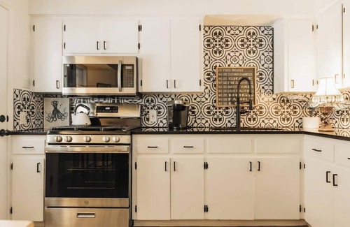 East Congress House | SoCo Getaway 🌟 3BR/4 Beds 🏊‍♀️ Cowboy Pool ❤️ 5 min to Downtown/SoCo