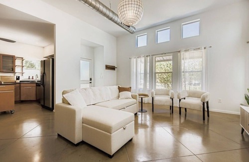 South Lamar House | SoCo Retreat | Escape for 6 | EV Charger Available