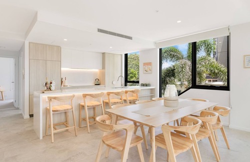 Coolangatta Apartment | Sol Apartments Unit 602 - Modern 3 Bedroom Apartment Close to the Beach in Coolangatta - Free Wi-Fi