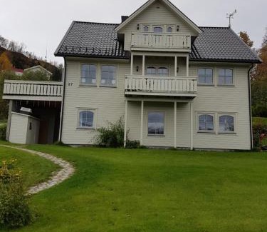 Lyngseidet Apartment | Solbakken 27 Apartment