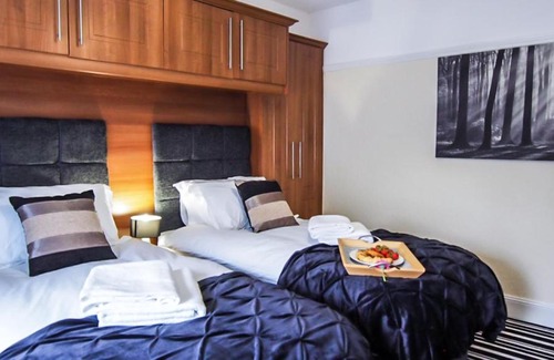 Bloxwich House | Solihull Stunning 4 Bedroom Home 6 Beds Parking for 2-3 cars or vans