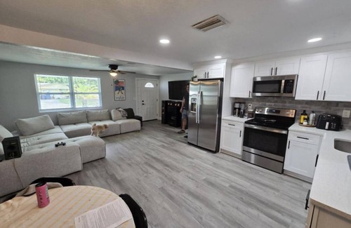 Holiday House | Soothing 3-bedroom house with AC in Pasco county