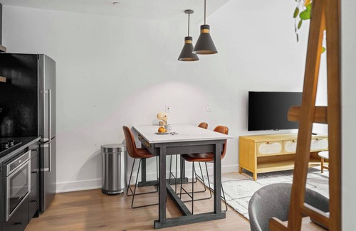 Old City Apartment | Sosuite | 2Bed Apt w Den, Laundry, Desk