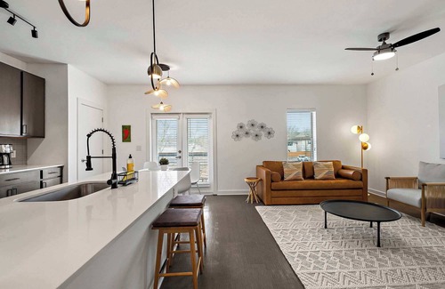 Galindo Condo | South Lamar Condo | Sauna, Cold Plunge, Pickleball
