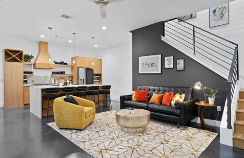 South Lamar Apartment | South Lamar Luxe Creekside Retreat w/Hot Tub