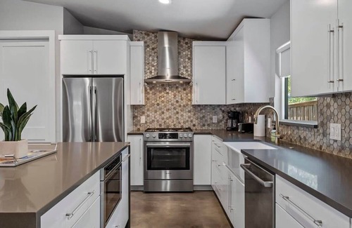 South Lamar House | South Lamar Wellness Haven | Sauna | Hot Tub | BBQ