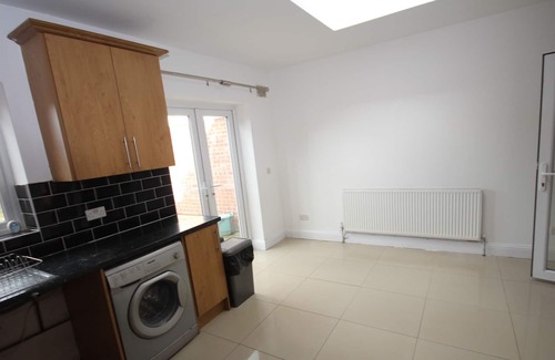 Norwood Green House | Southall House Cheerful 4 bedroom home with free parking on premises,