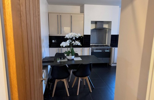 Elland Apartment | Southgate 3 Bed Apartment