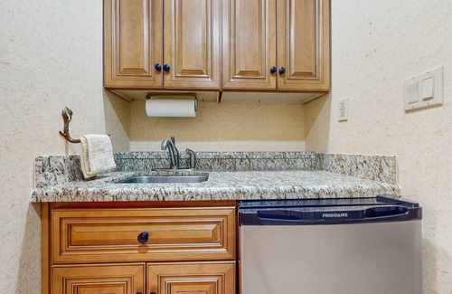 Carefree Condo | Southwestern charm with a pool & private patio - near shopping