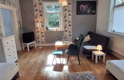 Gleichen Apartment | Space for a group, family & pets in a vacation apartment near the lake & garden