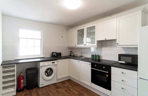 Whitehaven Apartment | Spacious 1 Bed Harbour-side Apartment with Balcony