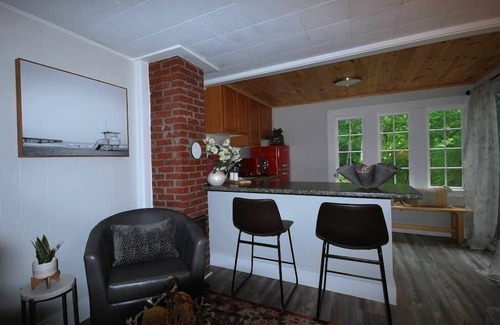 Edgecomb Cottage | Spacious 1 Bedroom Cottage Close to Everything 3