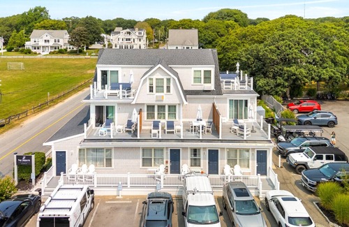Falmouth Heights Condo | Spacious 1-Bedroom with King & Double Beds (301)