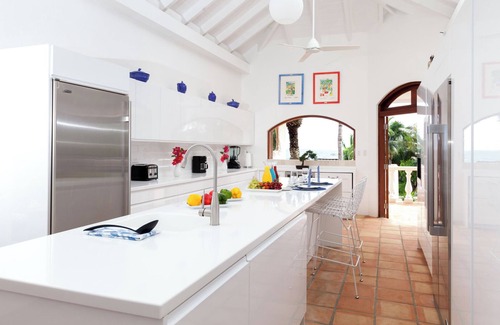 South Hill Villa | Spacious 10-bedroom villa in lovely George Hill with WiFi, AC
