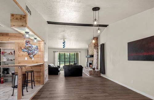 Oakhurst House | Spacious 10 Bedroom Ranch Home - 5 min from the Lake!