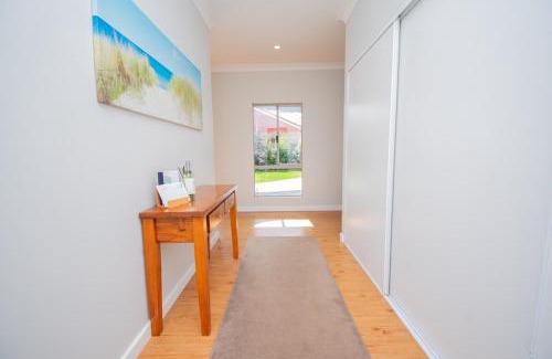 Little Grove House | Spacious 2 Family Accommodation in the Grove