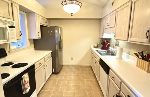 Greensboro Condo | Spacious 2bd Condo in the center of Greensboro!
