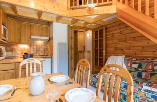 La Salle-les-Alpes Apartment | Spacious 2BR Duplex with Balcony & Parking, 700m from Slopes – Sleeps 6, Pets Welcome