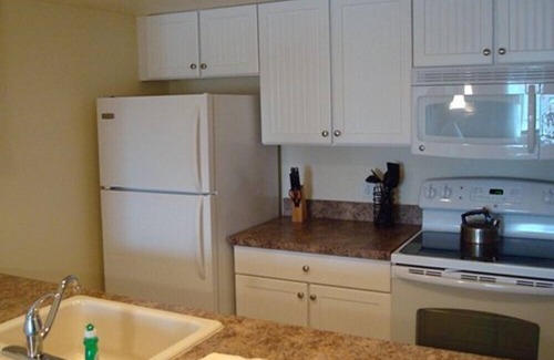 Southend Condo | Spacious 2BR Jersey Shore Condo with Pool & Amenities
