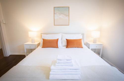 Glebe House | Spacious 2BR Retreat with Garden, BBQ & Free Parking