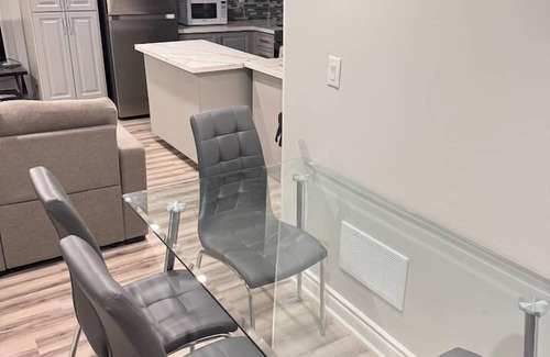 Brampton House | Spacious 2BR Suite in Brampton w/ A/C + Parking.