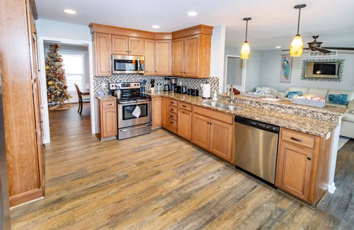 Newburgh House | Spacious 3,400 Sq Ft Family Retreat - Sleeps 11 - Game Room + Lake View