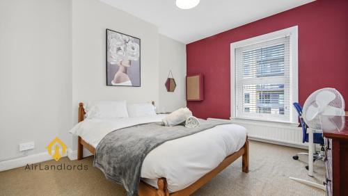 Grove Apartment | Spacious 3 Bedroom Flat in Kingston Town!