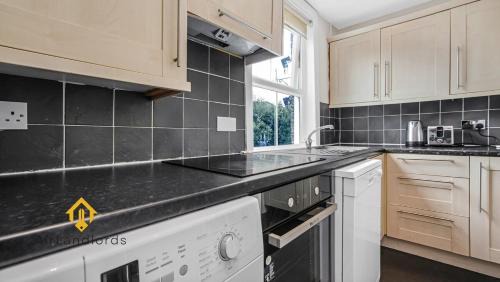 Grove Apartment | Spacious 3 Bedroom Flat in Kingston Town!