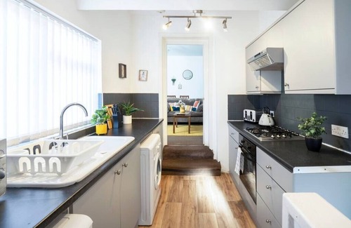 Gateshead Apartment | Spacious 3 Bed Flat-Free Parking