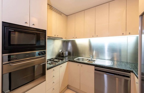 Melbourne Central Business District Apartment | Spacious 3-bed Unit in Melbourne CBD w/Pool & Gym