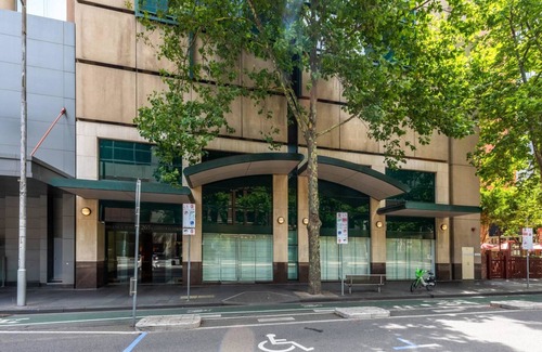 Melbourne Central Business District Apartment | Spacious 3-bed Unit in Melbourne CBD w/Pool & Gym