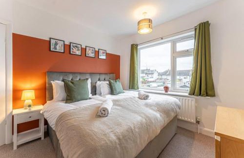 Acresford House | Spacious 3-Bed with parking NEAR NEC & BHX AIRPORT