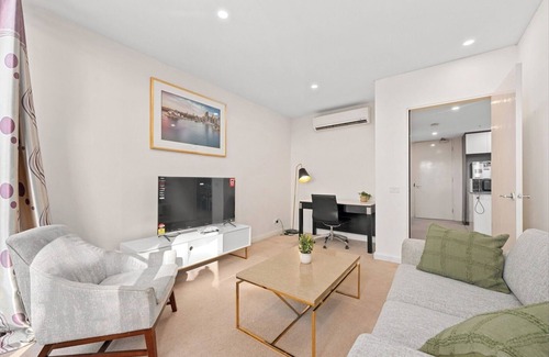Lyneham Apartment | Spacious 3-Bedroom Apartment + Lifestyle Amenities