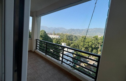 Bullawala Apartment | Spacious 3-bedroom apartment with WiFi, AC in peaceful Dehradun