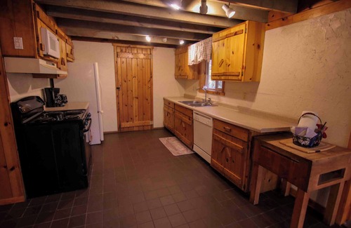 Athelstane Cabin | Spacious 3-bedroom Lodge nestled into the Northwoods. river access!