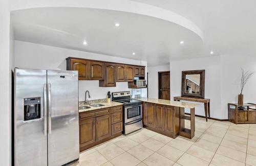 Tamarindo Apartment | Spacious 3-Bedroom Retreat with Pool, BBQ & Security – Walk to Tamarindo